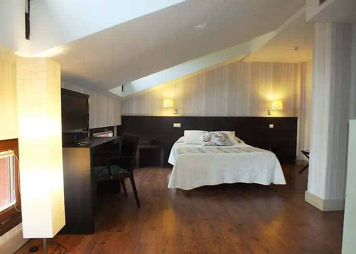 Hotel Puerta Del Arco 3*